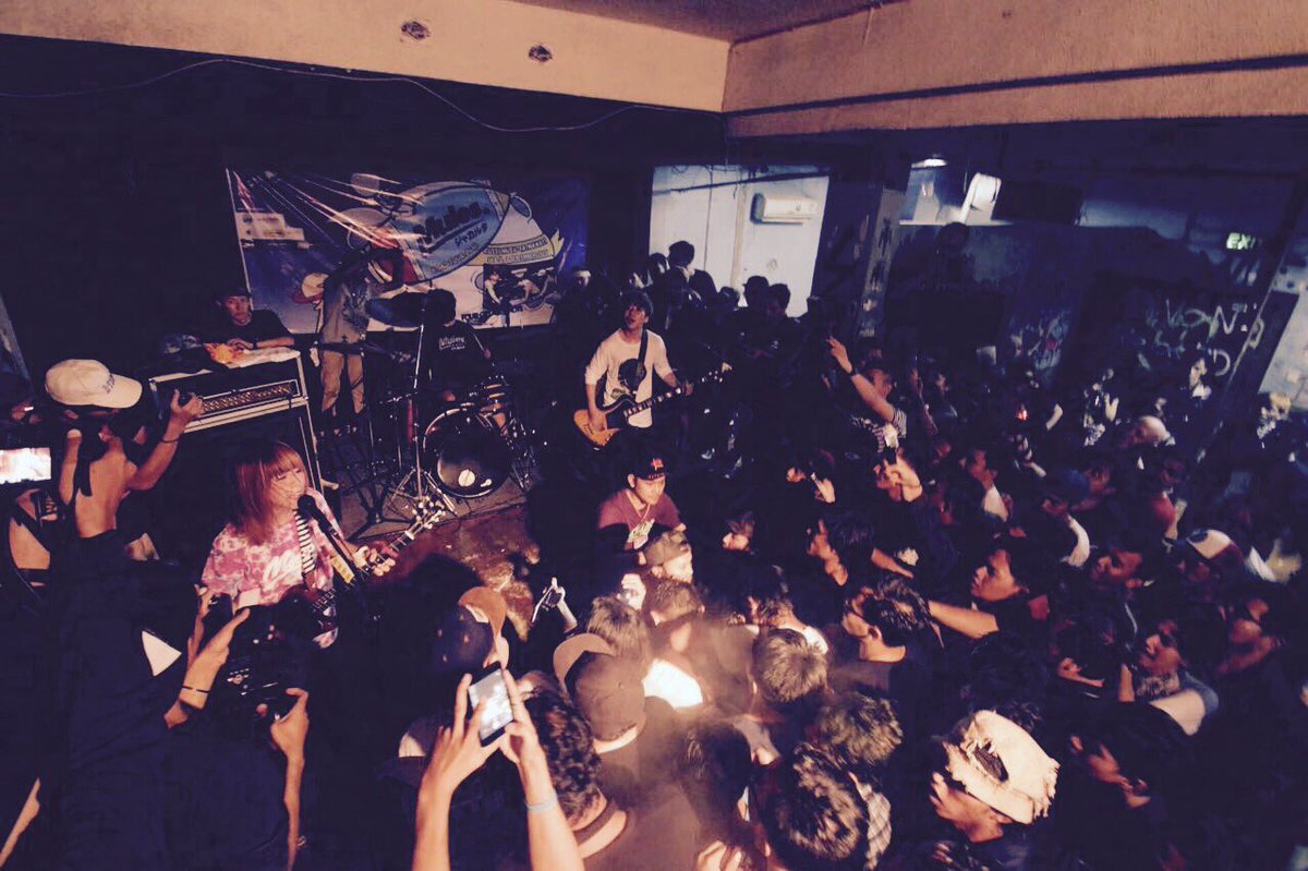 FOUR GET ME A NOTS
Indonesian tour 2016 day4
at Rossi music Jakarta