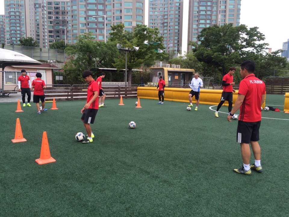 robotdr22's tweet image. 어떻게 하면 아이들에게 더 즐겁고 유익한 훈련 시간을 만들어 줄수 있을지 함께 앉아 토론하고 또 직접 나가서 해보고! 3시간 넘게 함께 해주신 차범근 축구교실 선생님들 정말 감사합니다👍최고입니다🐙⚽️❤️