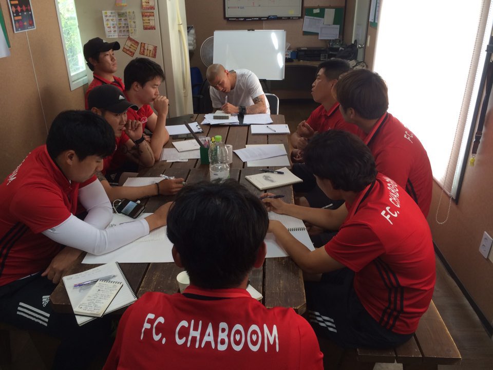 robotdr22's tweet image. 어떻게 하면 아이들에게 더 즐겁고 유익한 훈련 시간을 만들어 줄수 있을지 함께 앉아 토론하고 또 직접 나가서 해보고! 3시간 넘게 함께 해주신 차범근 축구교실 선생님들 정말 감사합니다👍최고입니다🐙⚽️❤️