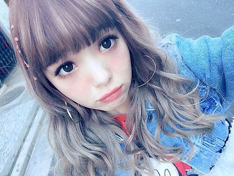 読モデビュー事務局 Twitter પર にこるんのヘアカラー ブリーチを数回繰り返してアッシュ系カラーを入れるとにこるんカラーに ハイブリーチをしておくと カラーが退色して白っぽさが出るから カラーを長く楽しめるよ にこるん 藤田ニコル 髪型