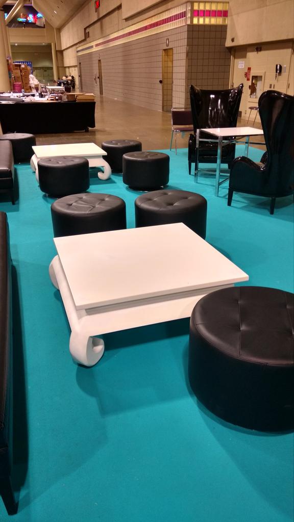 EasyTechThings's tweet image. When you work all weekend, so you miss FanExpo but sneak in during closing.