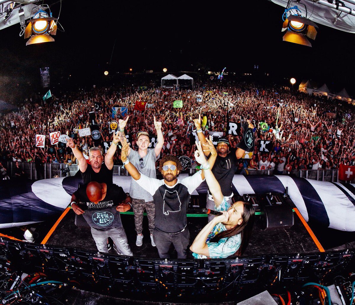 This is the @dimmak stage at @electriczoony. We celebrated 20 years with this amazing crowd. Nyc represent! https://t.co/YfGYcAPLV3