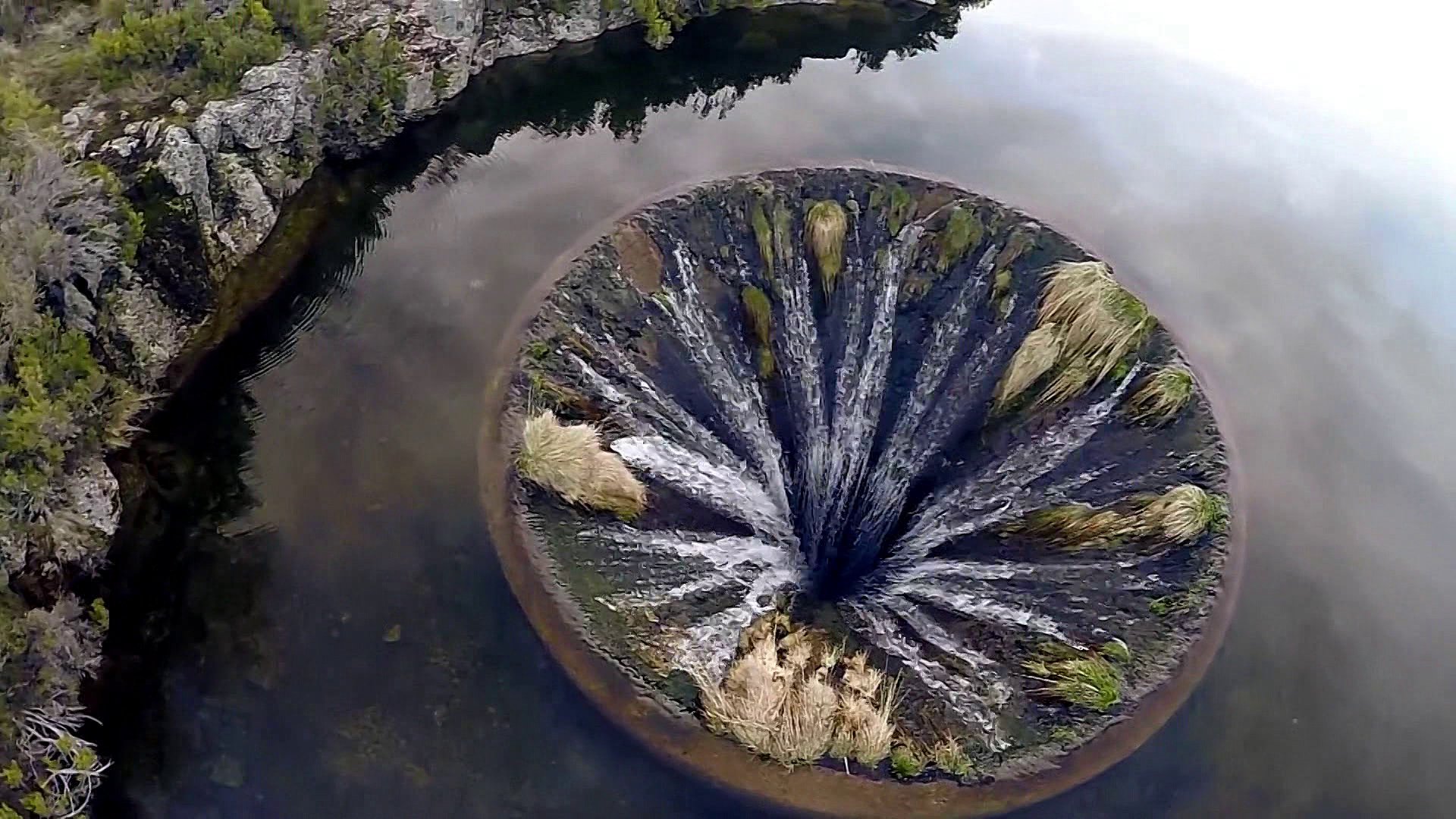 Хол вода. Водохранилище Кончос в Португалии. Дырявое озеро Кончос Португалия. Карстовая дыра, гора Серра-да-Эштрела. Кован дос Кончос.