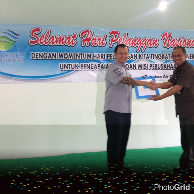 Sekda saat menyerahkan penghargaan pelanggan terbaik 1 pdam tirta asasta dipdam, mekarjaya, sukmajaya <a href="/IdrisAShomad/">Mohammad Idris</a>