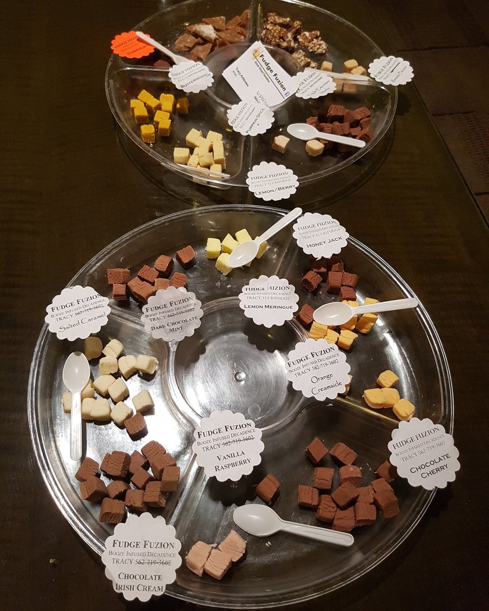 mrkapao's tweet photo. Enjoying a sampler platter of #fudge at #Gateway2016! @stratcon #strategicon #candy #sweets #foodie #foodporn #yum https://t.co/uiyNkfbKuL