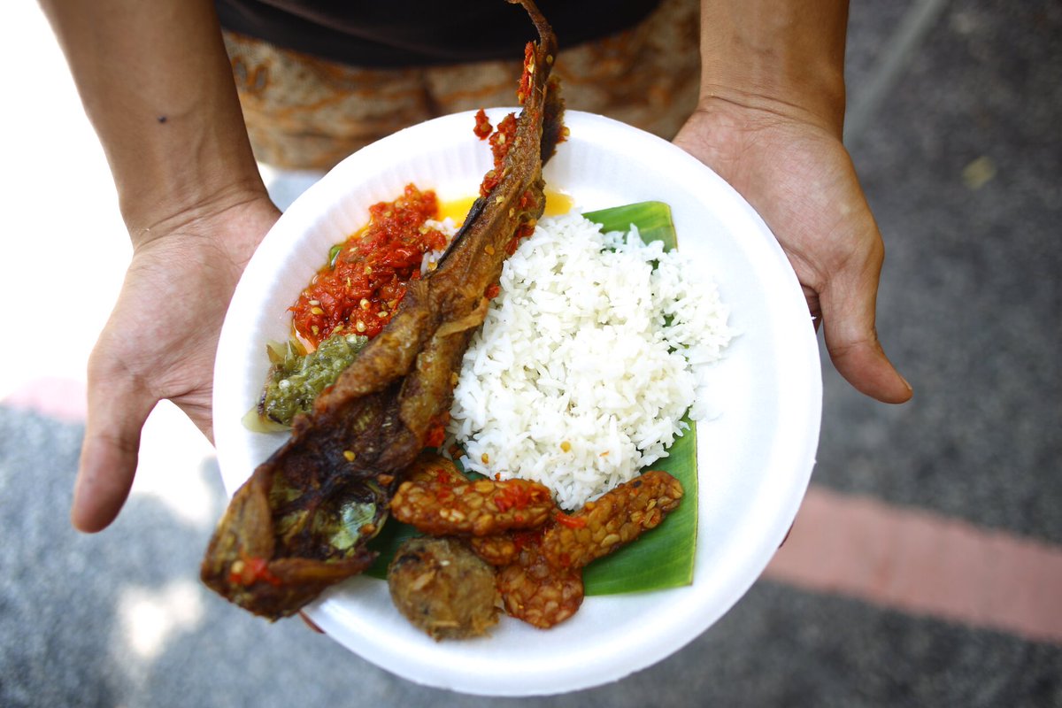 PadangsOnWheels's tweet photo. Lets get this for lunch guys.. 🚚💨 #padangs #padangsonwheels #foodtruck#foodpassion  #nasipadang https://t.co/P6mxxxhrED