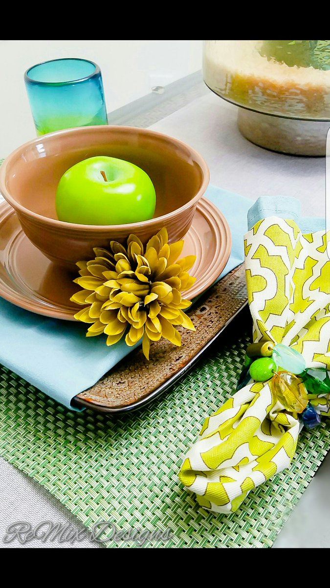 ReMixDesigns_'s tweet image. Had fun using fabric and beads to create a table setting. #tablesetting #creativenapkins #napkinrings #funwithcolor