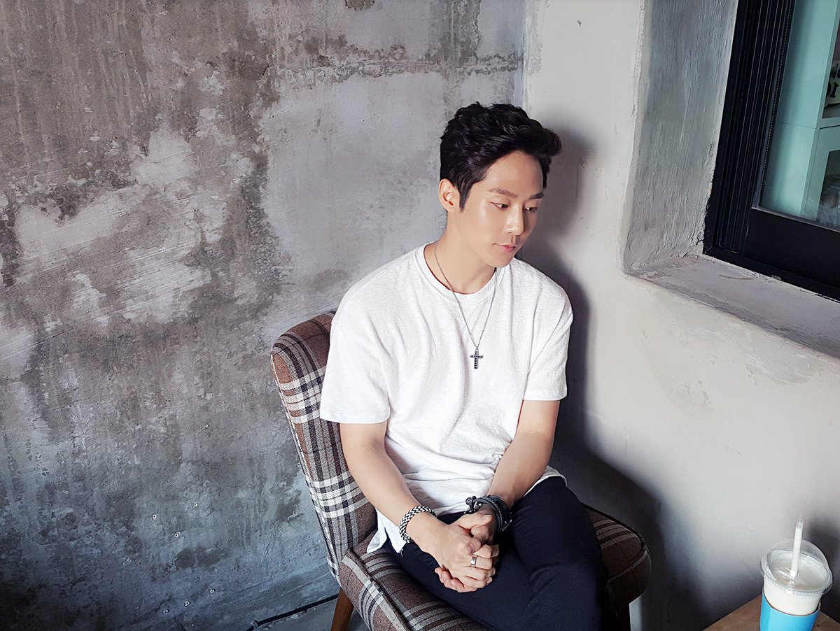 CKH_20th's tweet photo. #날보러와요

#김형사 역의 #이충주 배우님은 지금
#뉴스컬처 인터뷰 중입니다!😎

#김형사의_취향은_스무디👀 https://t.co/i9j6y735XR