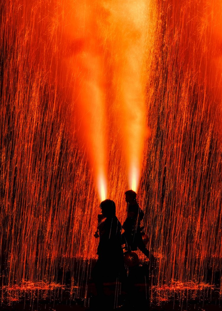 RanpoAmanogawa's tweet photo. 真紅の魂 と影 #手筒花火 #花火 #甲賀 #Japan #handheldfireworks #fireworks https://t.co/1seYnCiTCT