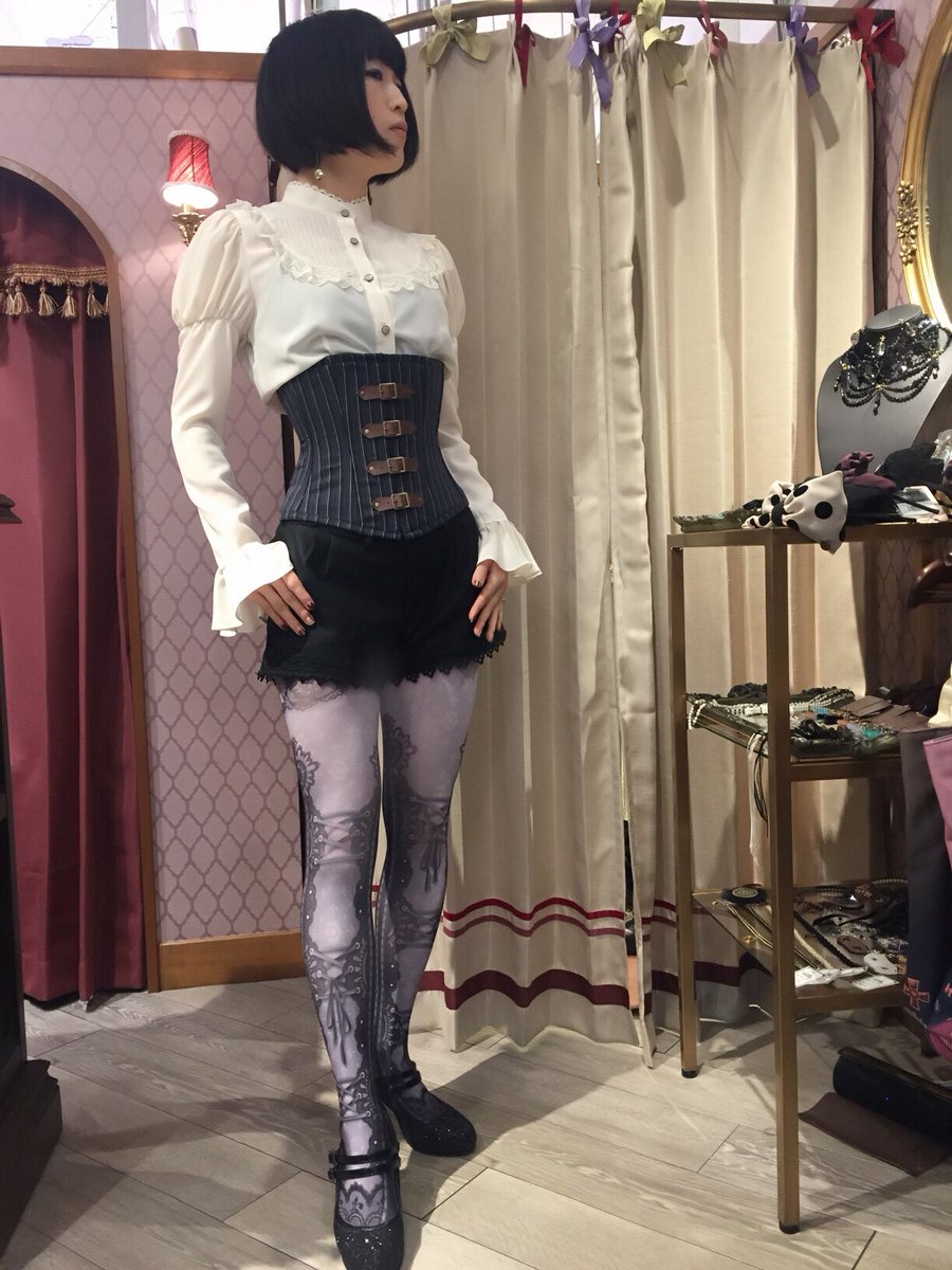 アビエタージュ ラフォーレ原宿店 コーディネート紹介 先ほど紹介しましたvimoqueのレースショートパンツにコルセットを合わせました メリハリがきいて 後姿も美しいです レジメンタルストライプコルセット ヴィンテージブラウス T アビエタージュ ラフォーレ原宿店 コーディネート紹介 先ほど紹介しましたvimoqueのレースショートパンツにコルセットを合わせました メリハリがきいて 後姿も美しいです レジメンタルストライプコルセット ヴィンテージブラウス T