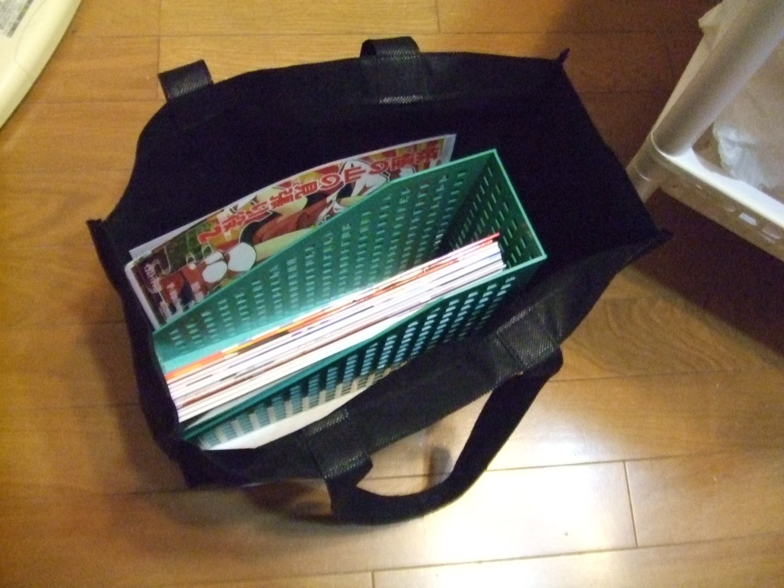 ぺ 四潤 柔の錬金術師 ちょっと小ネタだけど トートバッグとか紙袋に１００均 のこんな感じのケースを入れておくと置いてもざばぁしないで自立するし脇にはa4版の大きい本とかペーパーとか入れたりしてぐしゃぐしゃにならないし あと荷重が分散されるので