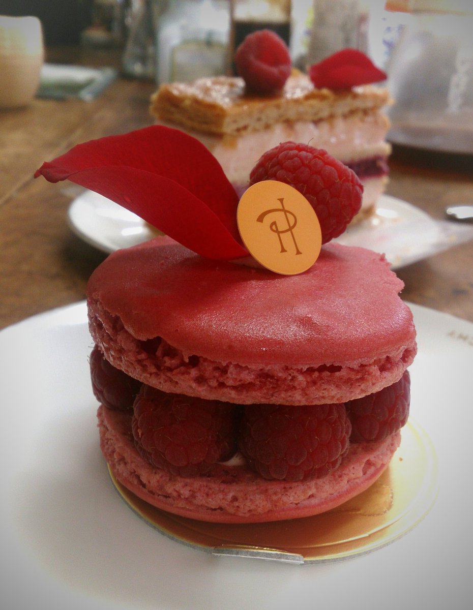 aaa_iaia's tweet photo. 憧れのケーキでお祝い*＊☆＊*゜ https://t.co/FeT0ApIkrk