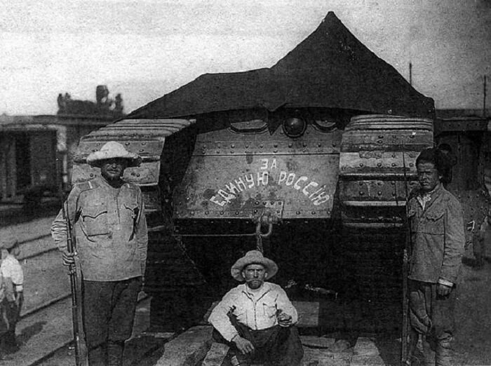Белогвардейский танк «За единую Россию» перед отправлением на фронт. 1919 г.