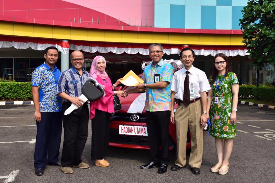 MetMalBekasi's tweet photo. Selamat kepada pemenang Grand Prize Semarak Mal Metropolitan Bekasi 2016 ; Ibu Yayuk Supratni W https://t.co/UElKEZxmeX