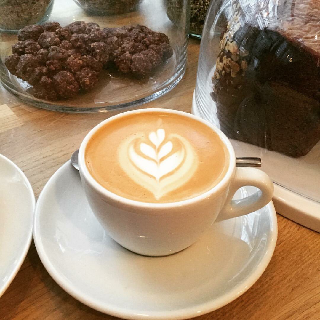 Rien ne vaut un doux #cappuccino pour commencer la semaine sur de bonnes notes ! #paris #specialtycoffee