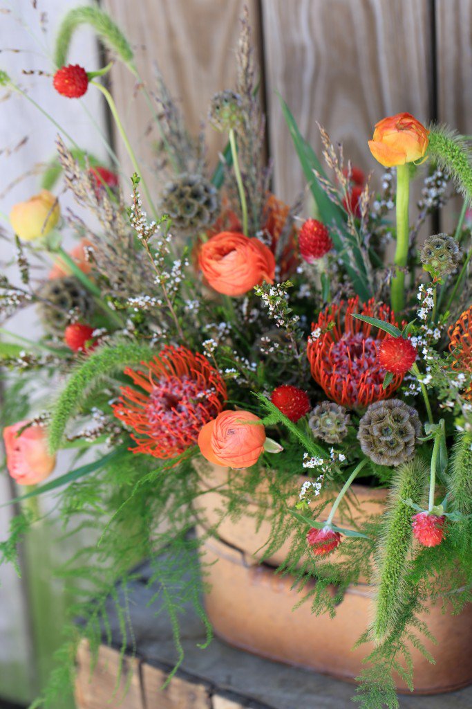 Starting off the week with some inspiration from Virginia Chapel Designer <a href="/flowersandfinds/">Strawberry Fields</a>. Loving the texture!