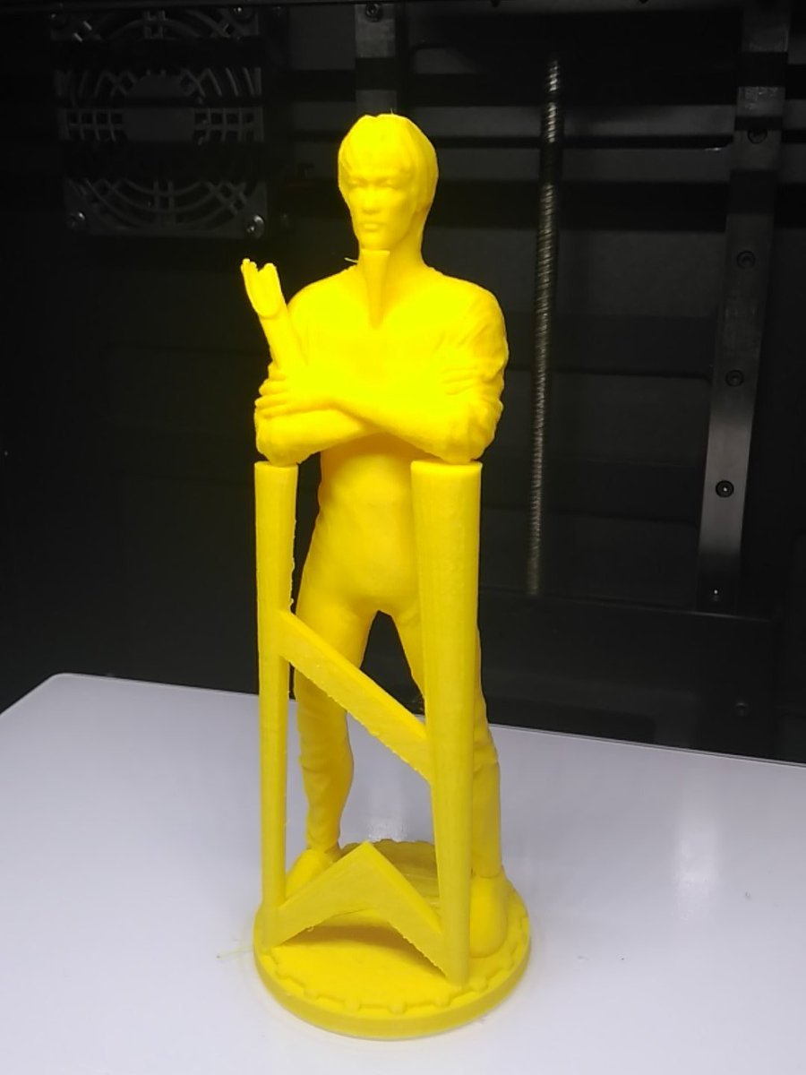 OskarRamajo's tweet photo. Hoy...#3dprinting  uno de mis ídolos.. Bruce Lee .. a quedado genial #Witbox2 ,
Ahora a quitar soportes https://t.co/btYsS57lhu
