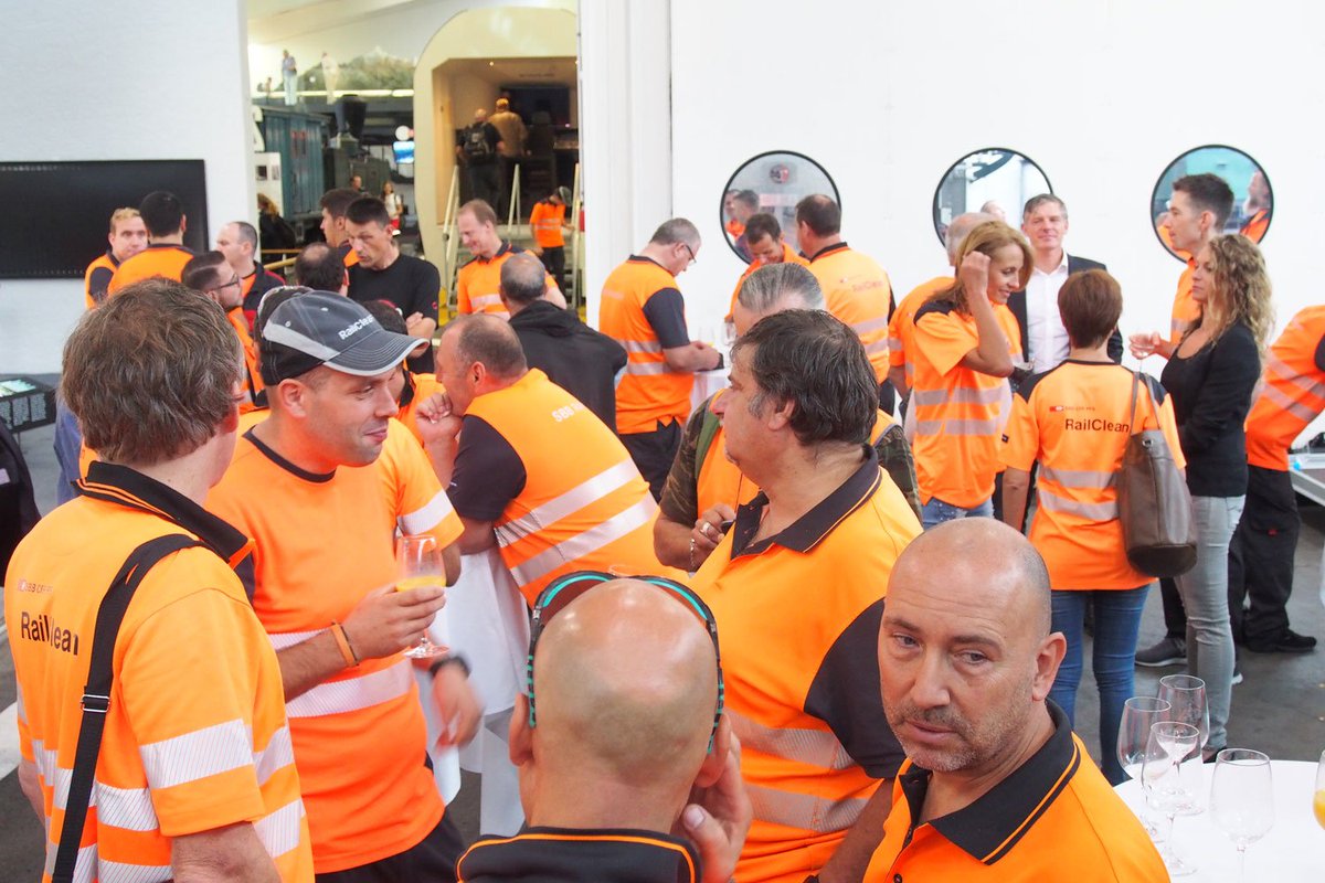 Matthi_Peter's tweet photo. Orange erobert das Verkehrshaus! Die Divisionsleitung dankt für die tolle Kundenorientierung bei #RailClean. https://t.co/Qz1qR5FT95