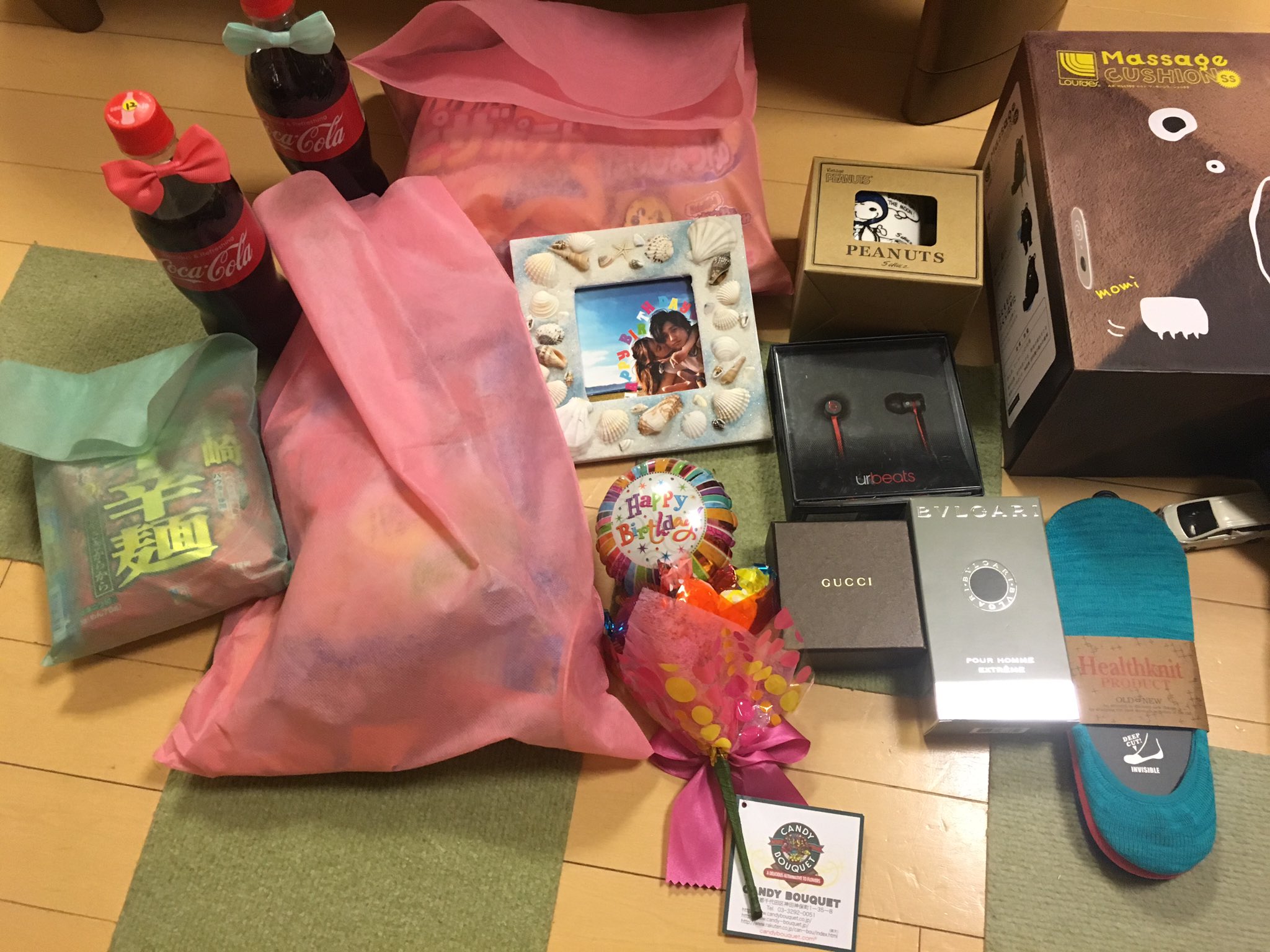 魁 一昨日２０歳の誕生日で愛に個もプレゼント貰った わら プレゼントは基本数じゃないとか言うてたのに歳やからってこんなにもくれた しかも前から欲しい言うてたやつ全部あるし 笑笑嬉しすぎたしビックリしすぎて一生笑ってた 笑笑 T Co