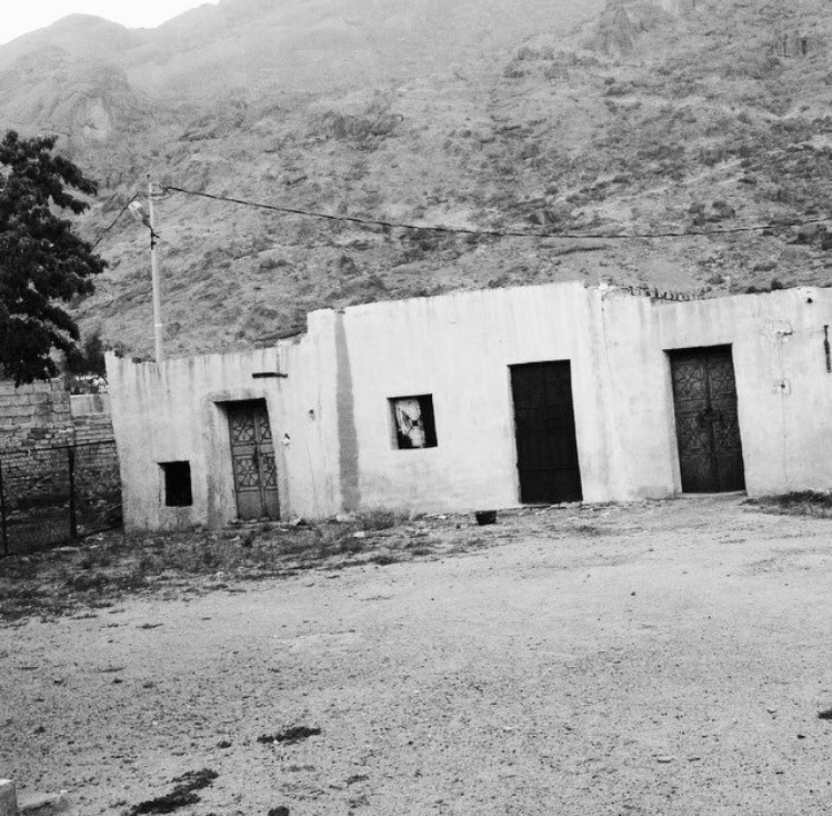 يوم جيت البيت والبيت ؟ في حيٍ قديم 
قلت حي اللي نزل به وحي اللي بنآه :)