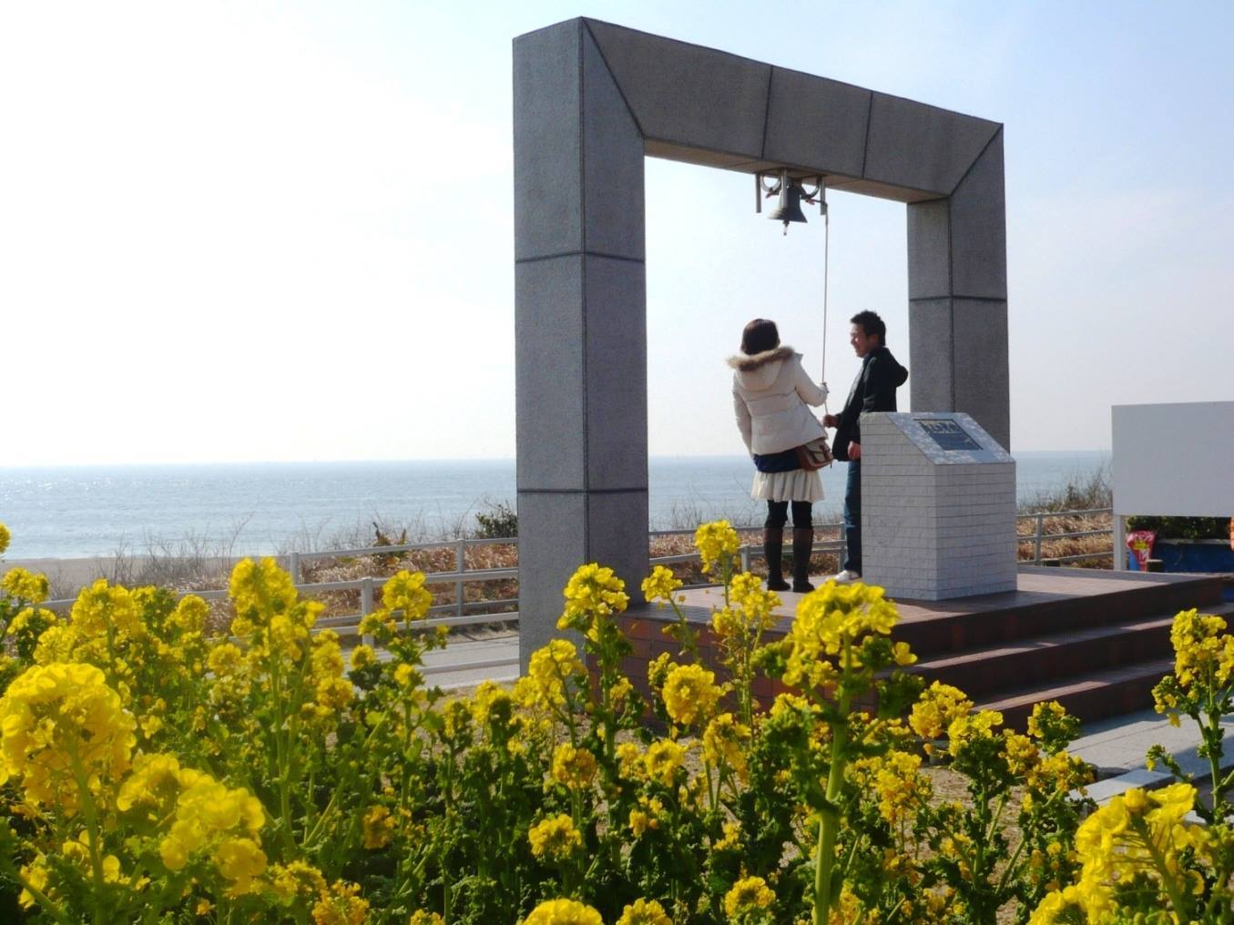 愛知旅遊指南aichi Now 渥美是愛知的半島之一 它的前端就是伊良湖岬 這裡因為鷹和隼的遷徙而知名 10月上旬它們就開始大片大片地飛往南方 是難得一見的景緻 伊良湖岬前端的白色燈塔 除了可以觀賞無敵海景外 還是青年男女喜愛的愛情聖地 T Co