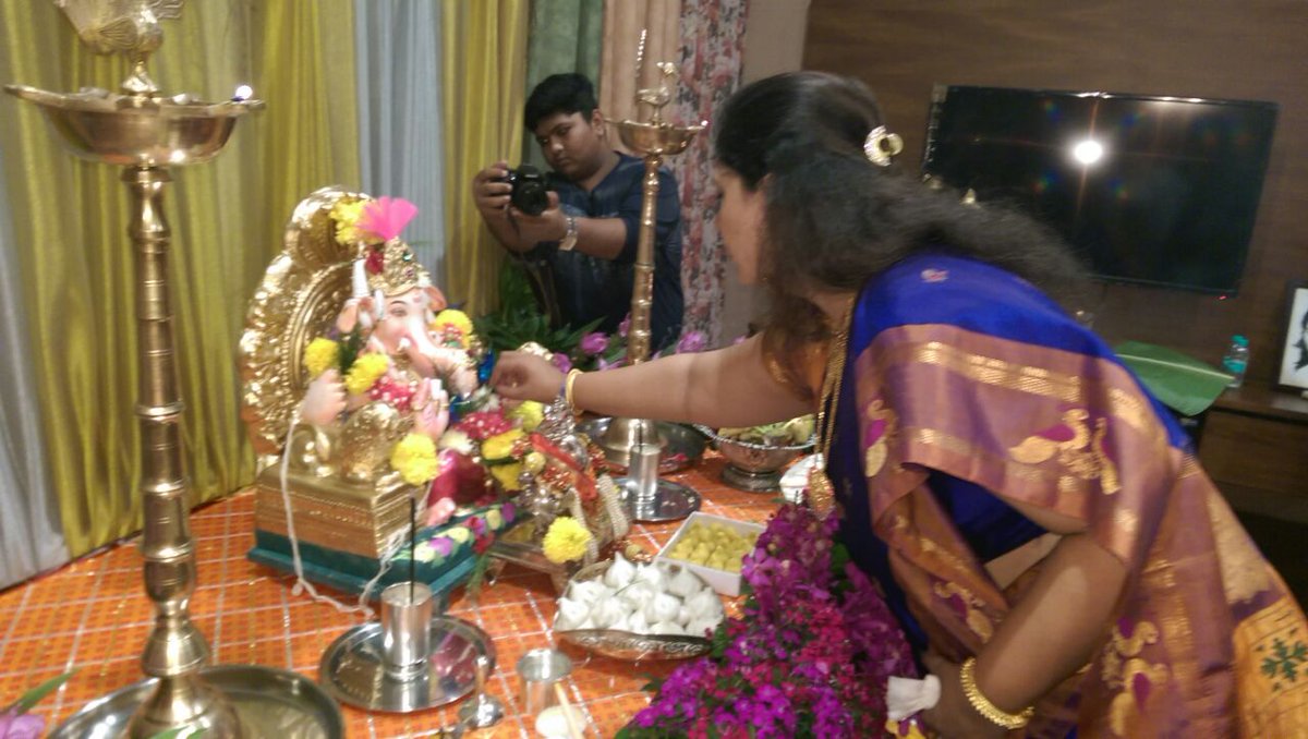 Mumbaikhabar9's tweet photo. #ShareYourGanpati » Minister @Pankajamunde offering puja at @Ganeshotsav at her official #RoyalStone residence. https://t.co/2uTFBeC4v8