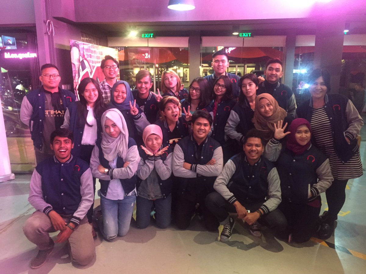 <a href="/kelaspenyiar_id/">Kelas Penyiar ID</a> batch 20 lagi pada kumpul buat bagi2 jaket kelas penyiar nih di #LoopStationJkt