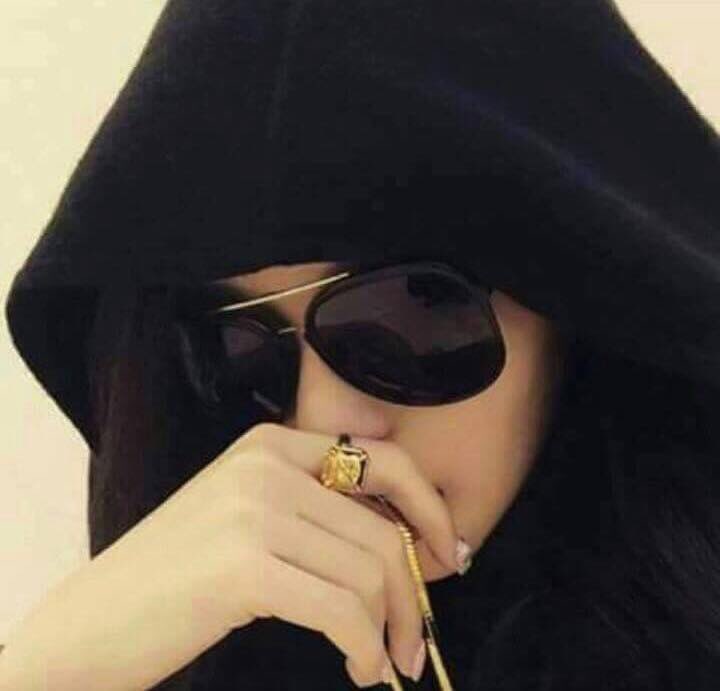 انا مِن بِلَادٍ
ثُلثَها شهيد
وثُلثهَامعتقل وثُلثَهانازح
والبَاقِي ينتظرون 
فسلاماعلى أرضٍ لم ترى السلام يوماًبلادي
