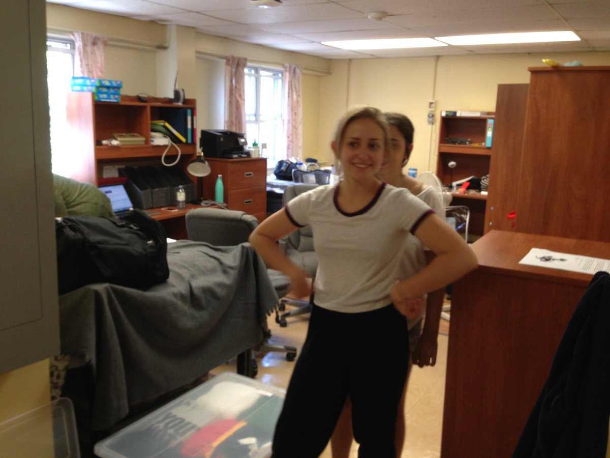 AntonyNiro's tweet photo. Natalie's moved into residence #sadandprouddad #queensengineering #queensu https://t.co/XqC8zKA8ZI