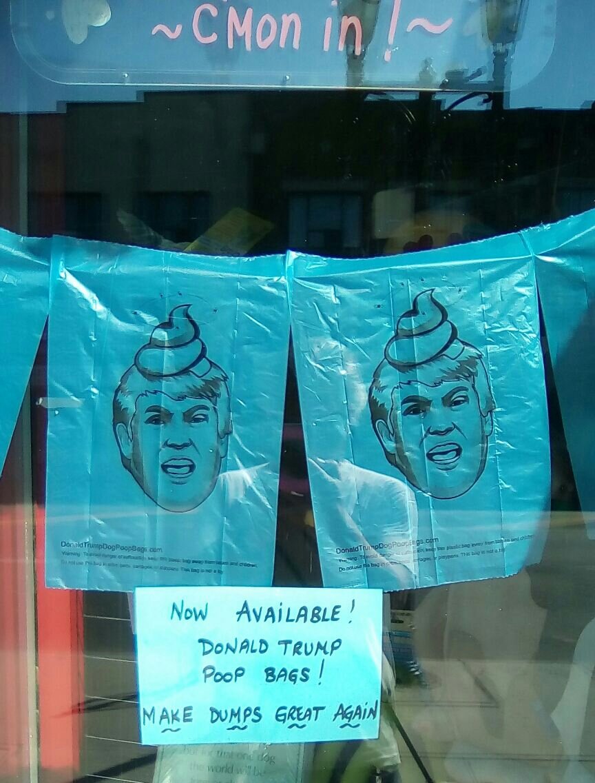 jsolerescritor's tweet photo. Se están promocionando estas bolsitas para la caca del perro: Donald Trump poop bags (Toronto) https://t.co/CKpQOAfibI