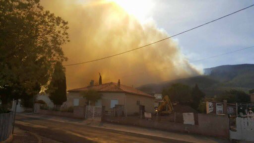 MeteoLanguedoc's tweet photo. Violent #Incendie dans l'#Aude vu depuis #Tuchan en direct. Routes #RD14 et #RD611 fermées. Prudence ! #Padern https://t.co/xvuSqQtLgv