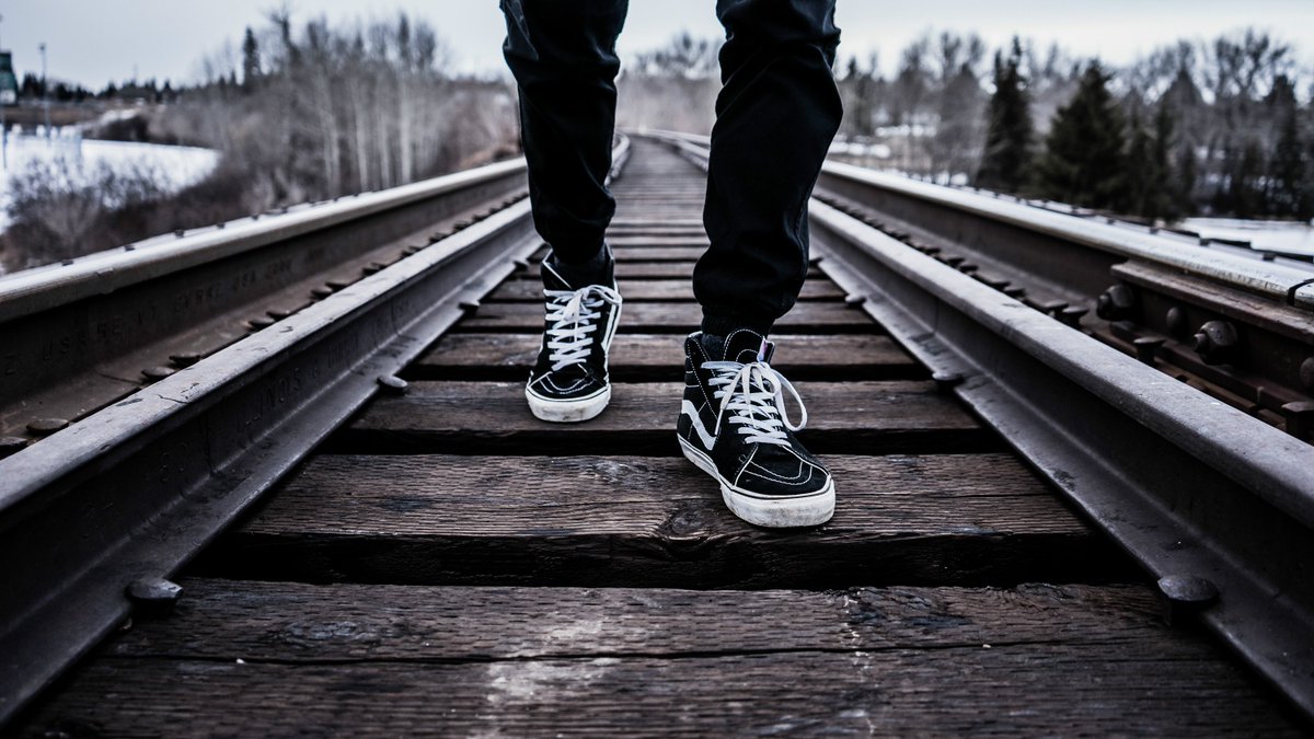 TrainerAddicts's tweet image. Taking the Vans for a stroll on the train track
#traineraddict #trainers #trainerstyle #sneakers #sneakerhead #vans