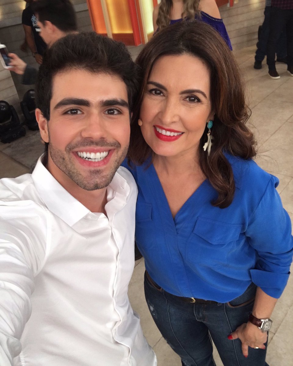 julianolaham's tweet photo. Não poderia faltar a famosa selfie com a @fbbreal rsrs. Muito obrigado pelo convite e carinho, eu amei participar! 😁 https://t.co/ZxugERwqwL