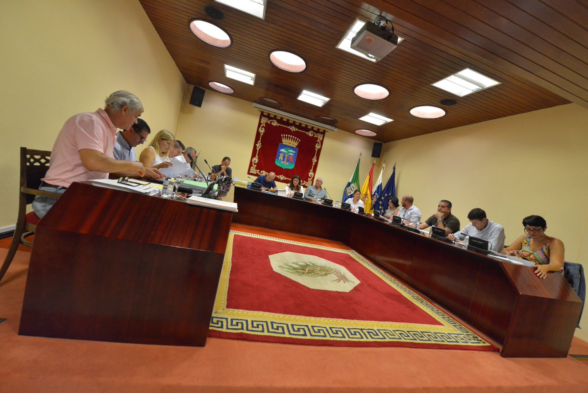 GacetaMeridiano's tweet photo. Da comienzo el Pleno del Cabildo de El Hierro, con 24 puntos en el orden del día. @PrensaElHierro https://t.co/0yzS9uNW61