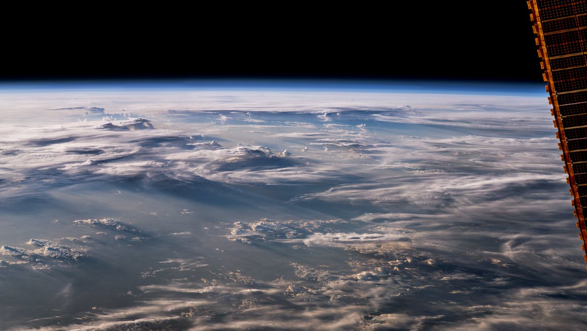 Jeff Williams (@astro_jeff) on Twitter photo Prominent clouds cast their long shadows on the horizon. Hi-res here:
eol.jsc.nasa.gov/Collections/Co… Prominent clouds cast their long shadows on the horizon. Hi-res here:
eol.jsc.nasa.gov/Collections/Co…