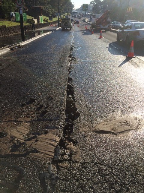 LiveTrafficSyd's tweet photo. MACQUARIE PARK:water off on Lane Cove Rd but road damaged, 2 lanes still closed, significant delays up to 8km queue https://t.co/L7JbHw3TeL