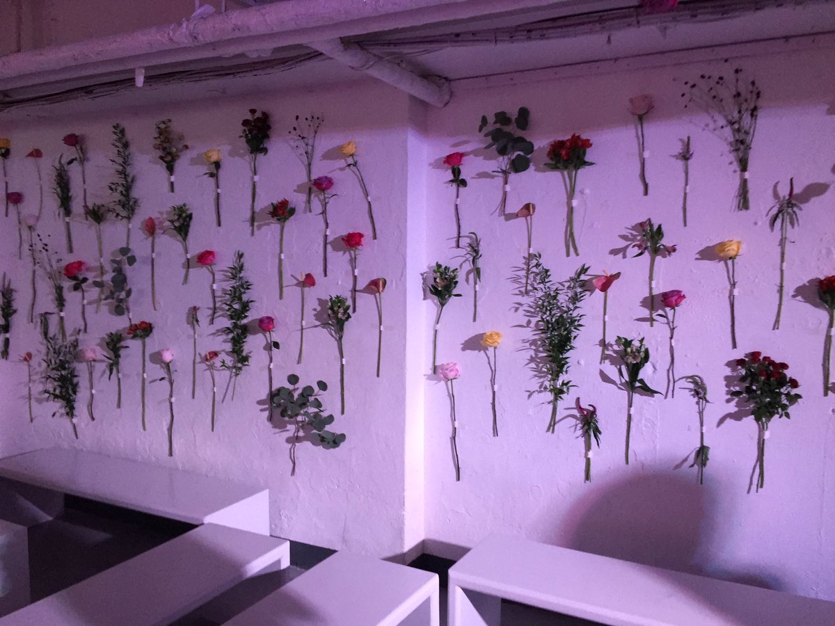 Jen__Le's tweet image. 😍 the flower wall @StylistMagazine #StylistBestBeauty