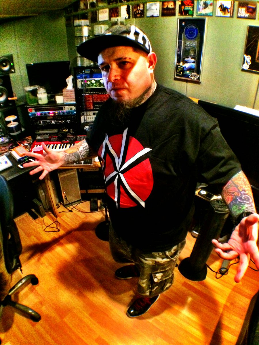 jmthiphop's tweet image. Working on #HeavyMetalKings 2 #VinniePaz #boxcutterpazzy #enemysoil #HMK2