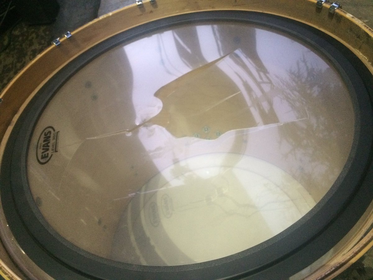 Esto es tocar Rock...lo demás son tonterías. Nuestro <a href="/Alex_uVe_Drum/">Alex uVe</a> dando caña como siempre.@FansOPanorama