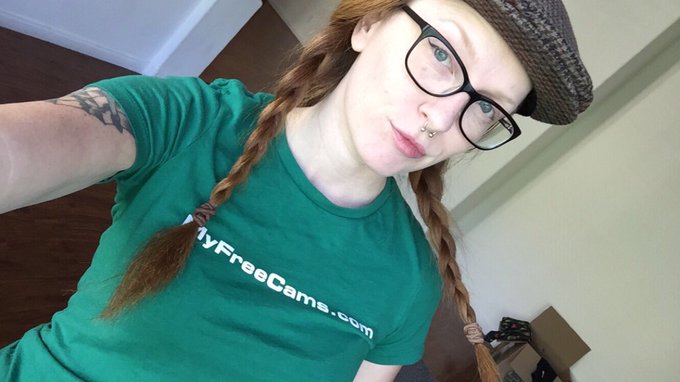 My "I'm not leaving the house today" shirt! @MyFreeCams https://t.co/b3qOfz2six