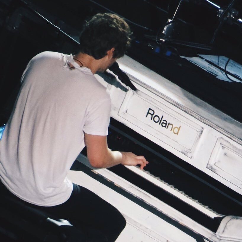 5SOSTumblrx's tweet image. aesthetic: luke hemmings playing the piano