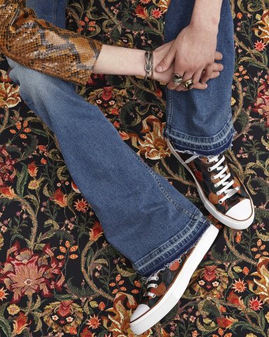 BossiniUSA's tweet photo. This laid back 70's look is perfect for Labor Day lounging. #RobertoCavalliFW16 #Bossini https://t.co/cuOu8eCtk7