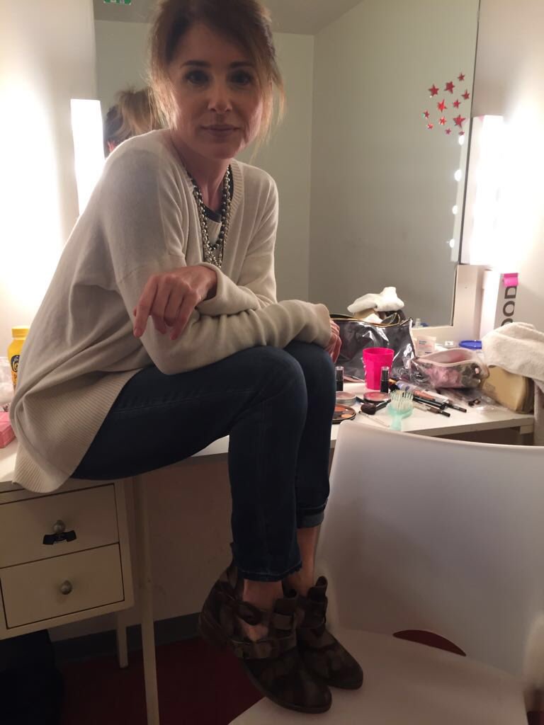 Con mis zapatos nuevos de <a href="/CarinadelaCruzz/">Carina de la Cruz</a> en mi camarin del <a href="/multiteatro/">Multiteatro</a> <a href="/FalladasOficial/">Falladas</a>