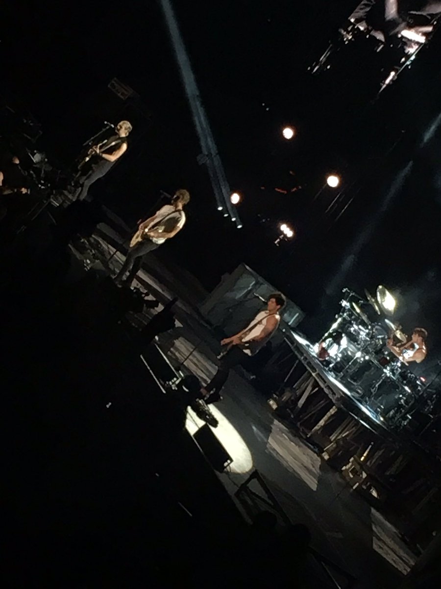 TeamWW5SOS's tweet photo. Here's some more pics I took last night at #SLFLIrvine 😍😍 - NeeNee 💘 https://t.co/sq86Y0O7nx