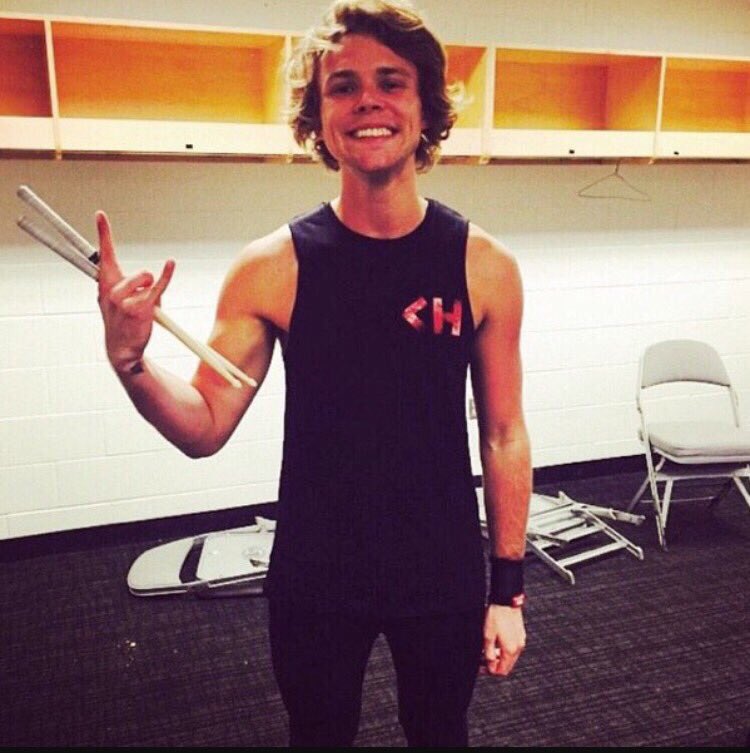 Myselfrocker's tweet photo. @Ashton5SOS your the reason I smile. I love you so much! Keep doing what you love๐ #HappyThoughtsForAsh https://t.co/JEI3RJ5amQ