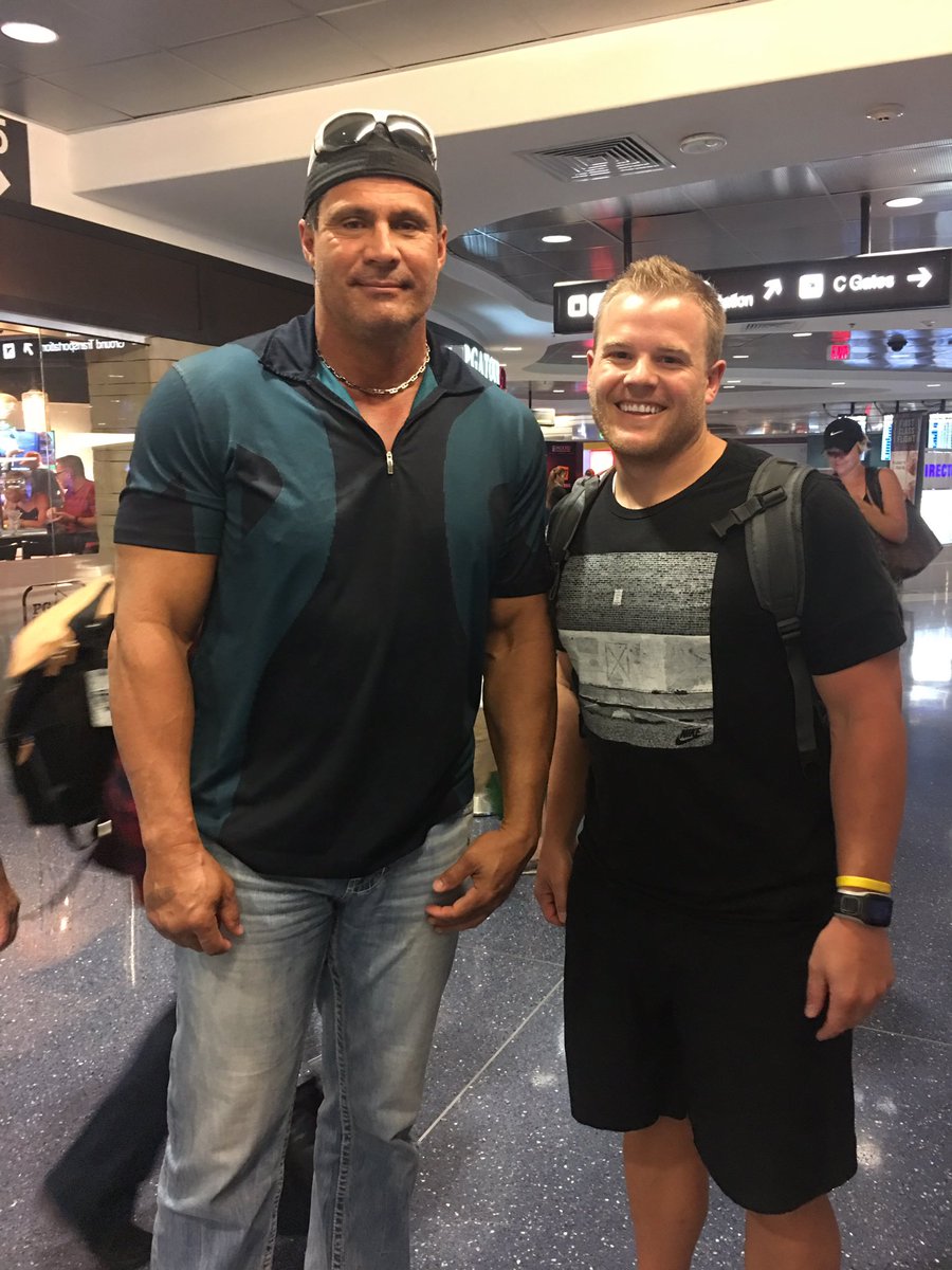 moysh13's tweet image. Jose Canseco!!! He was thrilled for this picture! Ha #largehuman #bashbrother