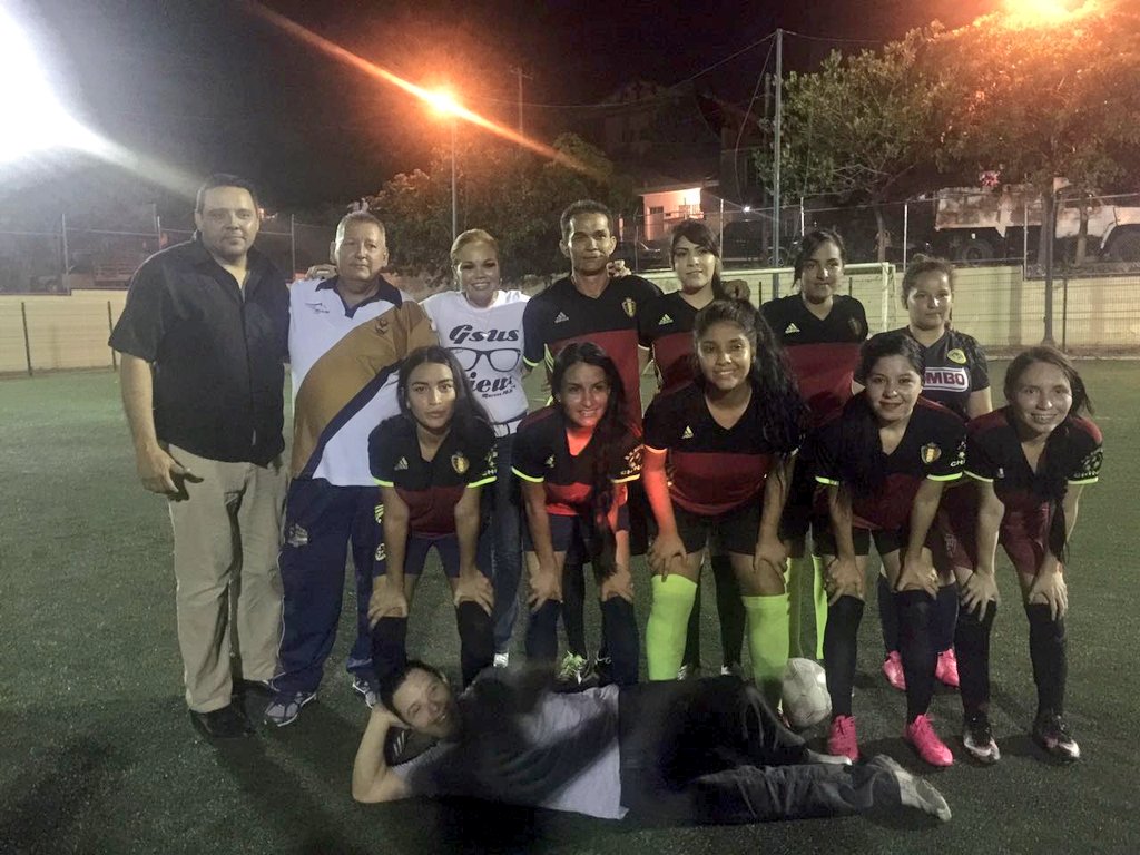 PaolaGarateV's tweet photo. Disfrutando de la emocionante final femenil de la Unidad Deportiva de la Rafael Buelna #Wames vs #DeportivoElChino https://t.co/1hGlTfVULv