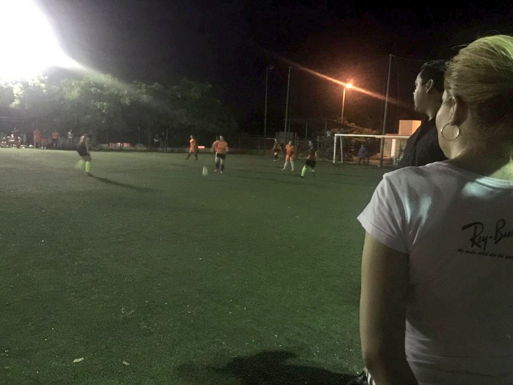 PaolaGarateV's tweet photo. Disfrutando de la emocionante final femenil de la Unidad Deportiva de la Rafael Buelna #Wames vs #DeportivoElChino https://t.co/1hGlTfVULv