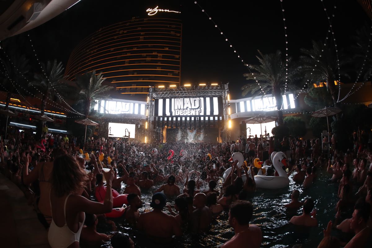 eliabeachclublv's tweet photo. End of an era at @XSlasvegas with @diplo to close out the final LDW '16 #xslasvegas #diplo #maddecent #xsldw #vegas https://t.co/065eATPyzN