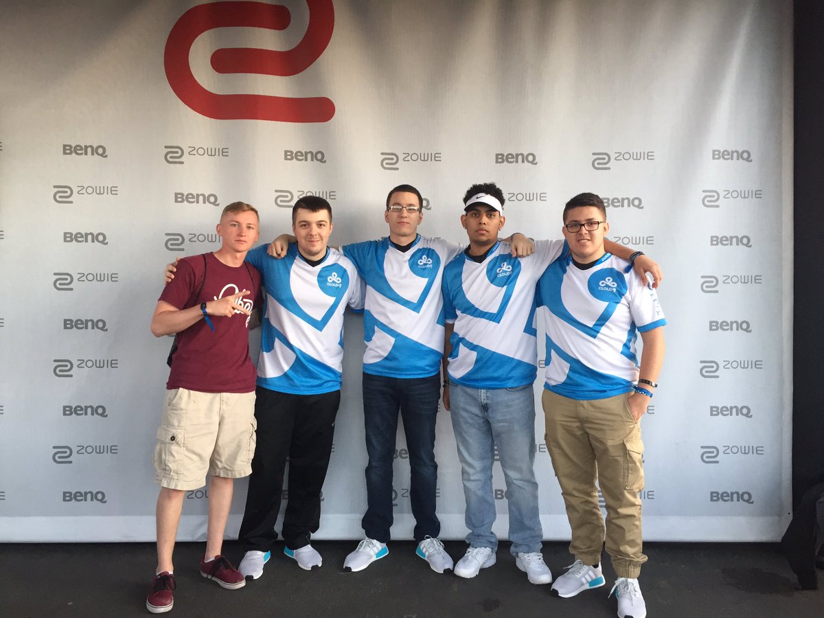 Joneszyy1's tweet photo. Met @Cloud9 https://t.co/aAPkjYvz4K